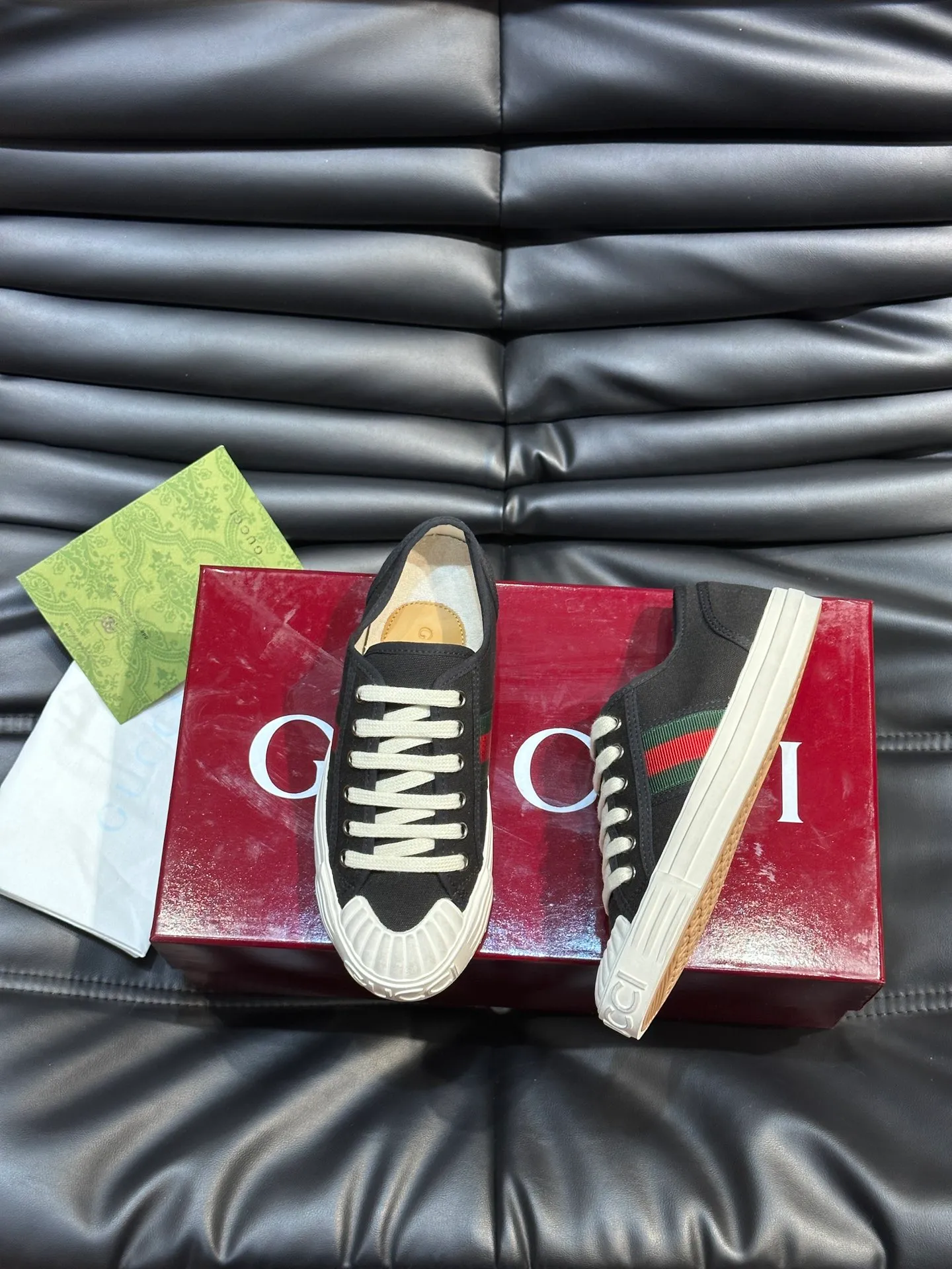 Men's shoes 💰p360 "GUUC*" Couple model 👫GG printed canvas sneakers, this sneaker is from the Gucci Lido series, and its design is inspired by the summer style and beach clubs of the Italian coast. The early autumn series reinterprets the brand's classic design elements and exquisite patterns from a modern perspective. These low-top sneakers are crafted from the brand's original fabric, the classic GG printed canvas, with a slightly distressed effect around the rubber sole. The GG pattern and logo are cleverly integrated into the sole, and the toe is embellished with an embossed Gucci logo. The towel insoles are decorated with brand logo leather labels, are light, comfortable and breathable for the feet, and come with a full set of original packaging! Size: Female 35-40 Male 38-45 (46 customized)